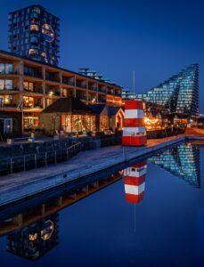 spejlingsbillede, livreddertårne i havnebadet på Aarhus Ø