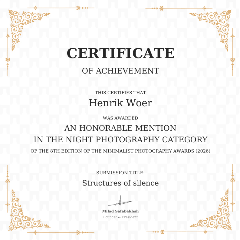 Jeg er både glad og stolt over, at mit værk Structures of Silence har modtaget en Honorable Mention i kategorien Night Photography ved den internationale Minimalist Photography Awards 2026.